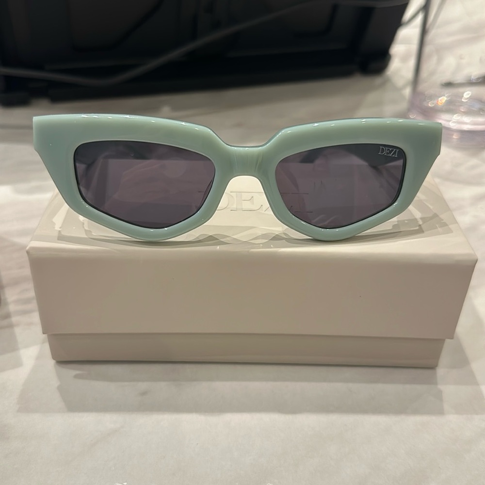 DEZI sunglasses On Read Jade/Dark Smoke